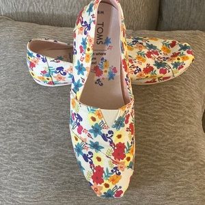 Floral flower multi color Toms flat slip on sneaker size 9